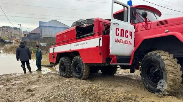 В Махачкале аварийные дома оказались соединены между собой канализационной трубой