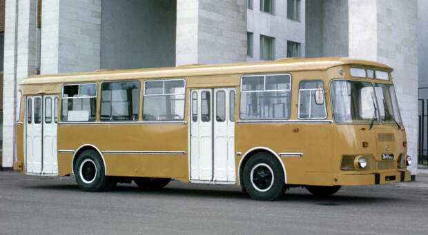 На фото: ЛиАЗ 677М 