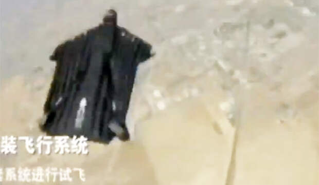 Человек-крыло восстановился после травмы и покорил расщелину в Китае (ВИДЕО)
