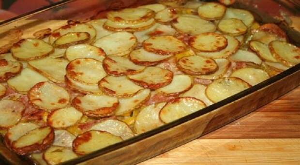 Картофельная запеканка с кабачками и беконом