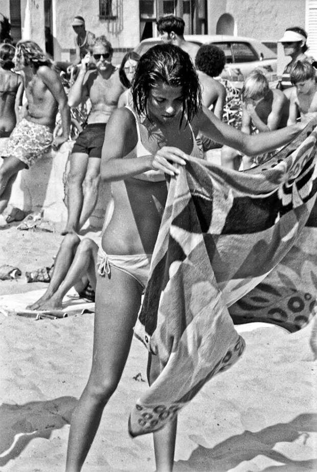 50 лет назад: один день на калифорнийском пляже жизнь в сша, на пляже, пляжные снимки, пляжные фото, старые фотографии, фотограф, фоторепортаж, черно-белая фотография
