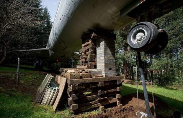 Американец 15 лет живет в самолете посреди леса
