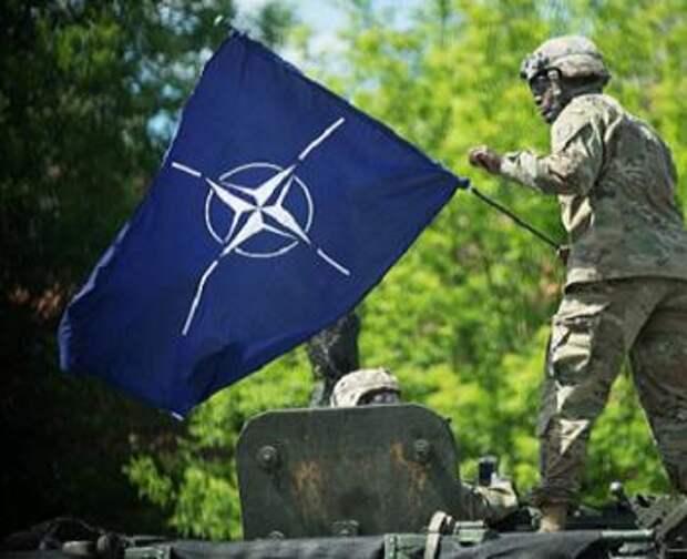 Солдат с флагом НАТО