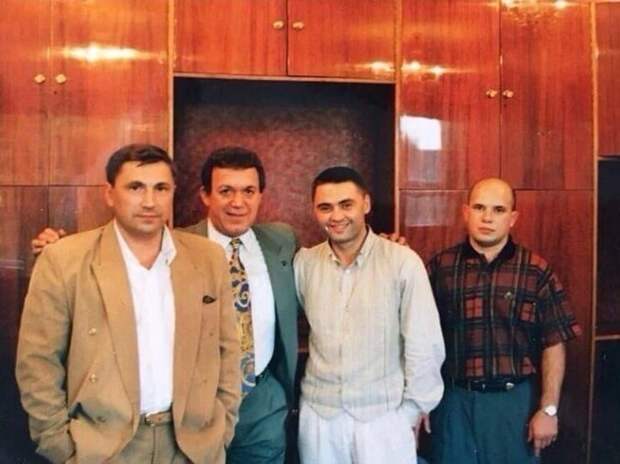 Иосиф Кобзон и ОПГ "Центровые" на банкете в Екатеринбурге. 1994 год Иосиф Кобзон и ОПГ "Центровые" на банкете в Екатеринбурге. 1994 год
