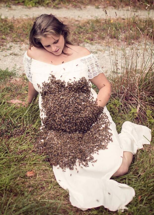Беременная женщина позирует с 20 000 живых пчел, Эмили Мюллер