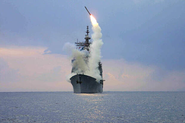 Запуск крылатой ракеты Томагавк с американского военного корабля USS Cape St. George