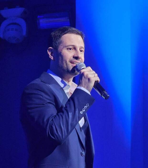 «Петь не умеет»: как Антон Макарский, отметивший 50-летие, стал романтическим героем, но выбрал музыку и семью