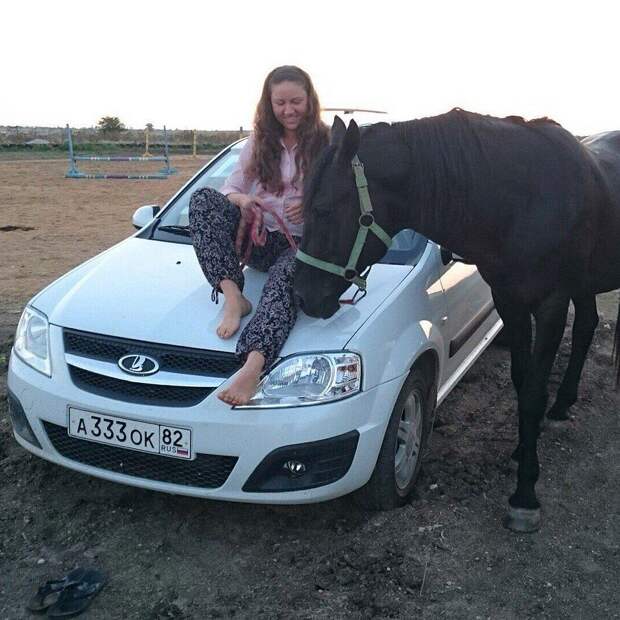 Юлия отдыхает в любимом кругу - машина и лошадь 