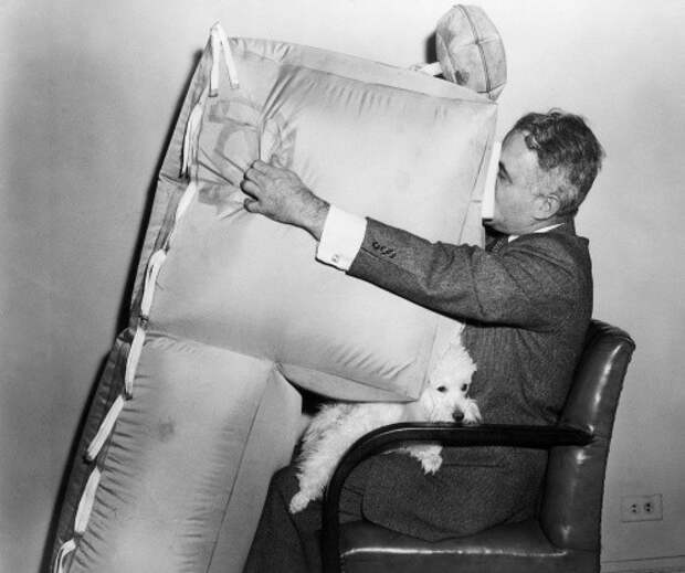 Асен Йорданов демонстрирует созданную им въздушну възглавницу (подушку безопасности) для пассажирских самолётов, 1957 год, США исторические фотографии, история, факты