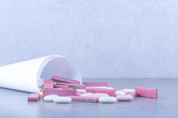 Влияет даже на мозг: чем опасна жевательная резинка?