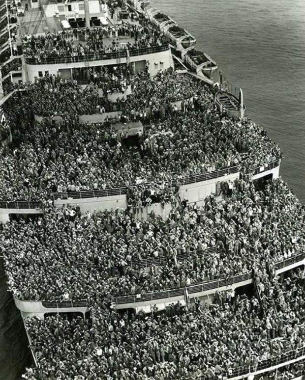 Лайнер Queen Elizabeth перевозит американские войска в гавань Нью-Йорка. Конец Второй мировой войны, 1945 год. история, ретро, фотографии
