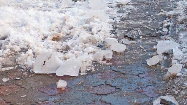 Лед рухнул с крыши на коляску с младенцем в Москве