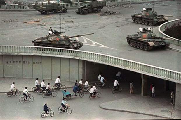 Одна из самых знаменитых фотографий протеста на Тяньаньмэнь-1989. А ведь с обеих сторон противостояния стоят фактически ровесники: студенты и солдаты.-30
