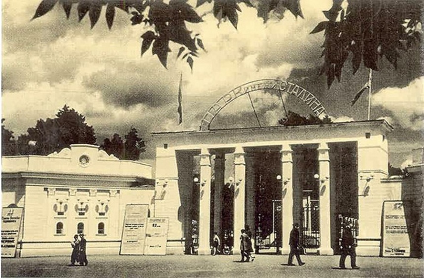 Те, кто остался в городе, летом могли отправиться в парки развлечений. Постоянные, расположенные в городских скверах, особенно не изменились — разве что обновили часть аттракционов и торговых точек стало больше. Ресторатор Вадим Прусаков вспоминает прежде всего колесо обозрения и электромобили в Центральном парке. Другим обязательным атрибутом подобных мест было обилие детей на механических педальных машинах и велосипедах — и то, и другое можно было взять в прокат.