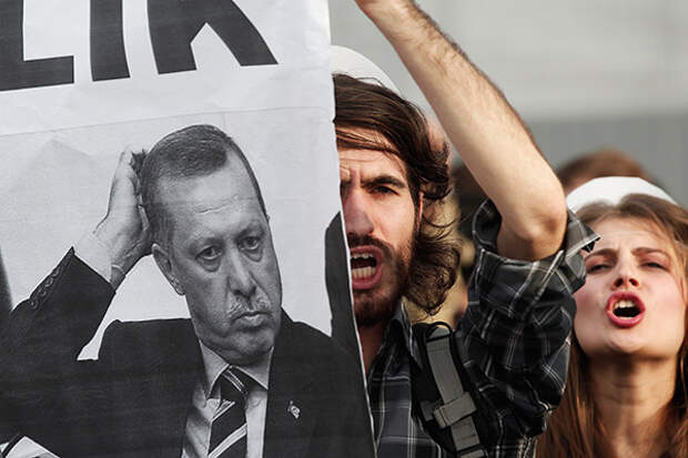 University students shout anti-government slogans during a protest against Turkey's High Education Board in Istanbul November 6, 2013.