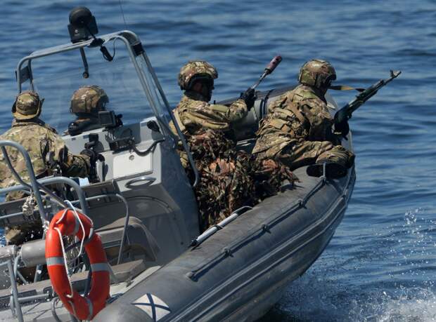 Российским морским спецназовцам и боевым пловцам уже сейчас стоит проводить соответствующие тренировки. Хотя они и без того всё умеют. Фото "Спутник"