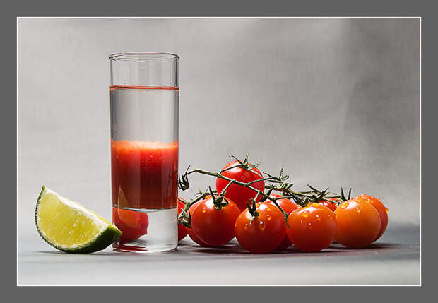 Кровавая Мэри. Всем знаком этот коктейль «водка с томатным соком». Многие думают, что коктейль придумали в России, но это не так. Авторство принадлежит французскому бармену Фердинанду Петио, работавшим в Нью-Йорке. 