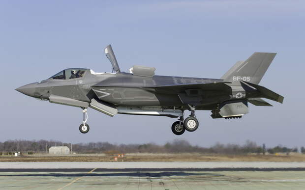F-35 висит над полосой.