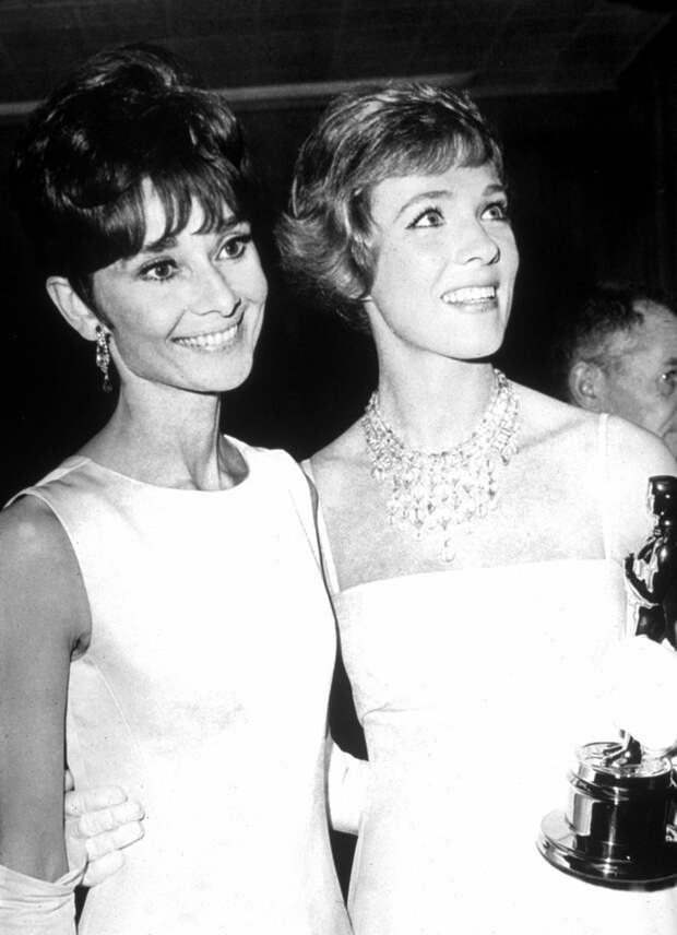 Одри Хепберн (Audrey Hepburn) в фотосессии на получении Оскара за лучшую женскую роль в фильме «Римские каникулы» (Roman Holiday) (1953), фото 2