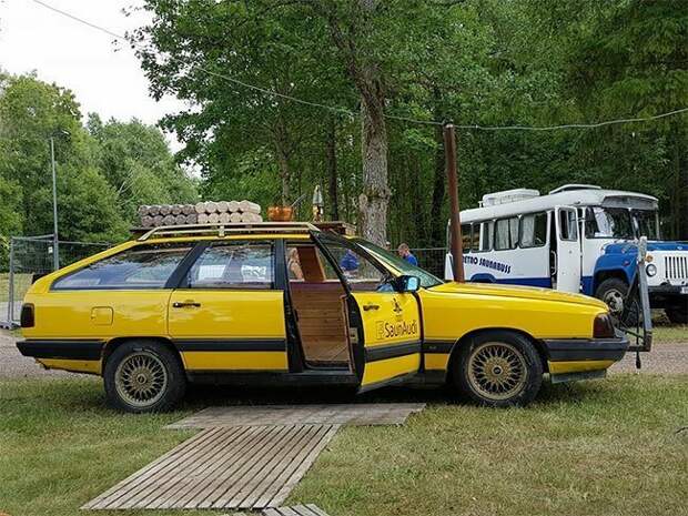 Дровяная сауна внутри Audi 100 1984 года выпуска audi, автомобиль, для друзей, ну вы даете, сауна, удивительное рядом, фантазеры, эстония