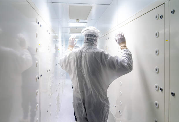 Обработка перед заходом в «чистую комнату».  Изображение: © ASML