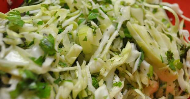 Салат из капусты и кукурузы Салат из капусты и кукурузы