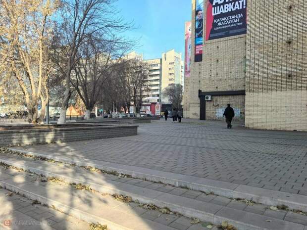 Площадь перед "гармошкой" в Караганде приводят в порядок