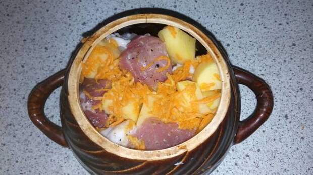 Фото к рецепту: Картошка в горшочках с мясом