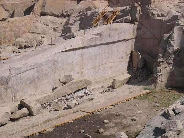 6. Большинство гигантских гранитных блоков заготавливалось в Северных Каменоломнях близ современного г. Ассуана. древний египет, история, технологии