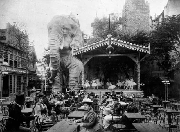 Сад у кабаре «Мулен Руж», главной достопримечательностью которого был огромный слон. Франция, Париж, 1900 год.
