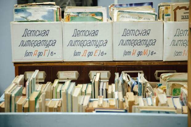 Самый культурный шеф: журналисты передали восемь коробок с книгами в библиотеку села Михайловское