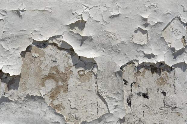 В Свердловской области бетонная стена обрушилась и раздавила иномарку
