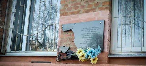 Нет покоя карателям. По всей Украине громят памятные знаки атошникам