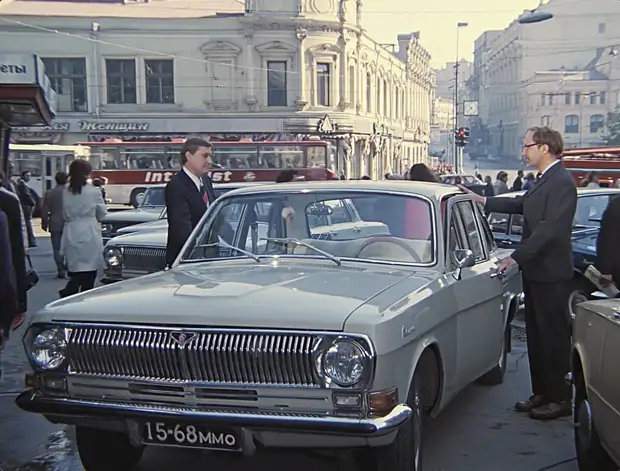 Кадр из фильма «Служебный роман», режиссер Эльдар Рязанов, Мосфильм, 1977 год.