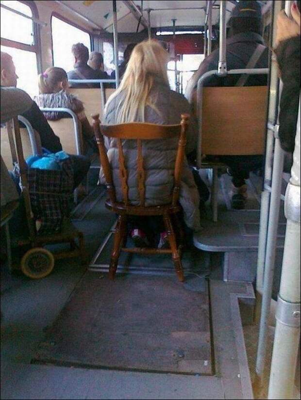 Женщина на стуле