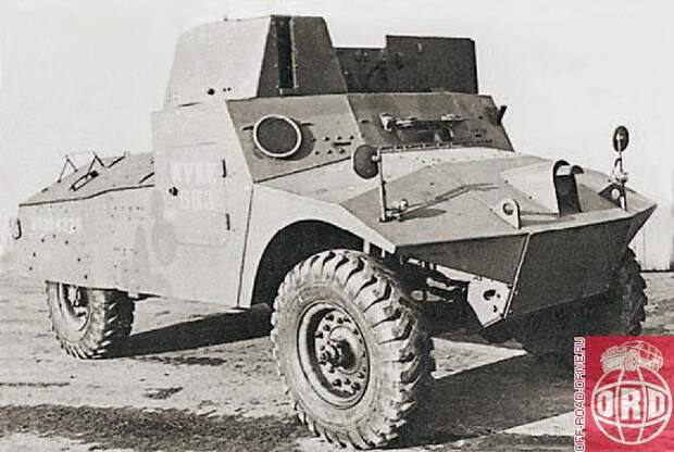 Несмотря на 14-мм стальную защиту, этот броневик среднемоторной компоновки (шасси MorrisCommercial C4) развивал скорость в 80 км/ч. В 1940 году было построено примерно 1050 этих машин.