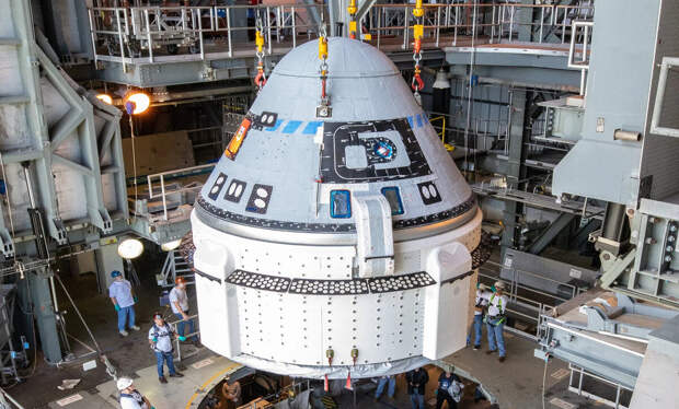 КК «Старлайнер» во время установки на РН Atlas V. Credit: ULA/Boeing.