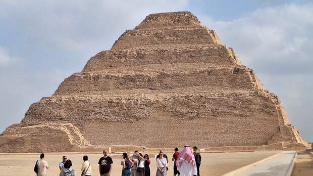 В Египте задержали нарисовавшего рисунок на пирамиде гида