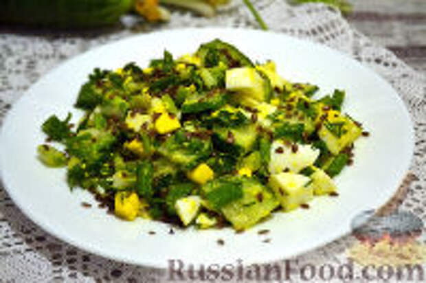 Фото к рецепту: Витаминный салат с яйцом, семенами льна и черемшой