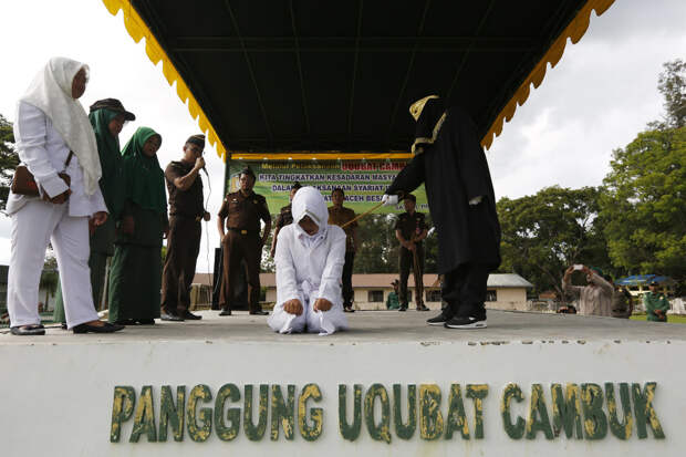 10 человек публично выпороли в Индонезийской провинции Ачех