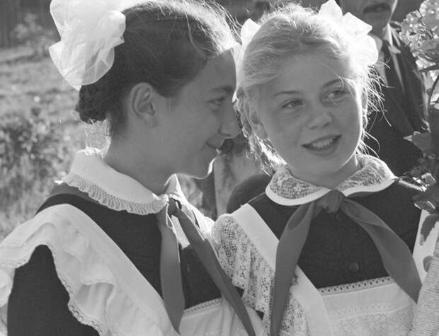 Эта история произошла во времена СССР. Мария забеременела в 15 лет, все были в шоке. Только бабушка ее поддержала и помогла.-2