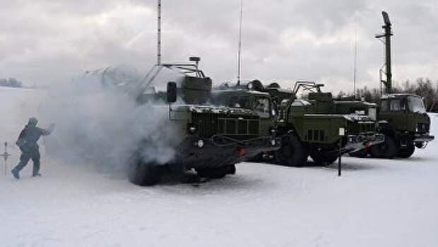 Военнослужащий 606-го краснознаменного гвардейского зенитного полка у пусковой установки зенитной ракетной систем С-400 Триумф, поступившей на вооружение объединения противовоздушной обороны ВКС в Московской области. Архивное фото Военнослужащий 606-го краснознаменного гвардейского зенитного полка у пусковой установки зенитной ракетной систем С-400 Триумф, поступившей на вооружение объединения противовоздушной обороны ВКС в Московской области. Архивное фото