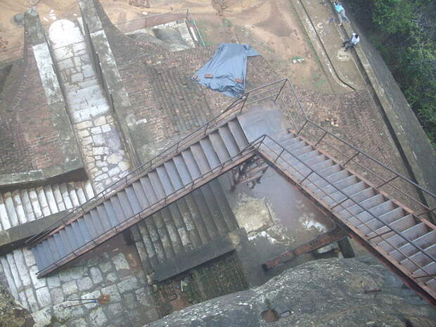 Файл: сталь Ladderway для туристов, чтобы подняться Sigiriya Rock Fortress .. JPG