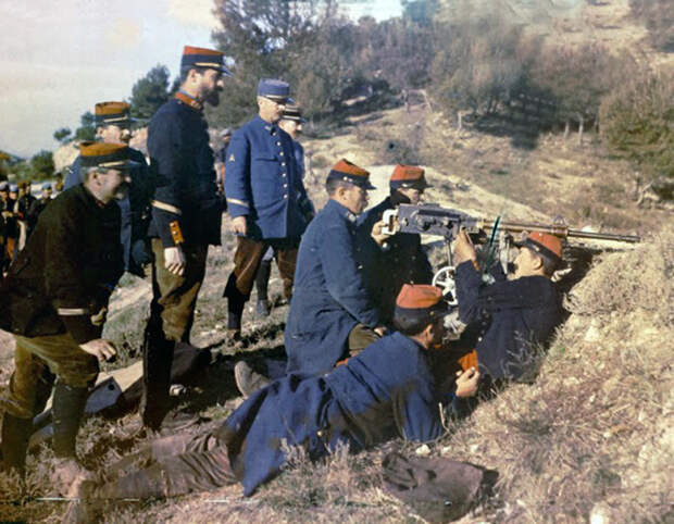 1916 French Gunners receive instruction.jpg