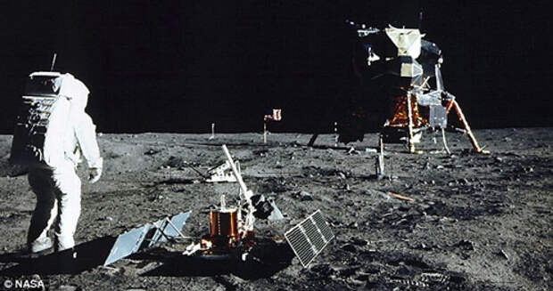 Армстронг рядом с "Орлом" и лазерным уголковым отражателем (на переднем плане)