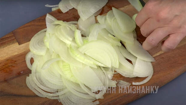 Просто нарезаю лук полукольцами и обжариваю: вкуснее чипсов и во много раз дешевле (а трачу всего 10-15 минут)