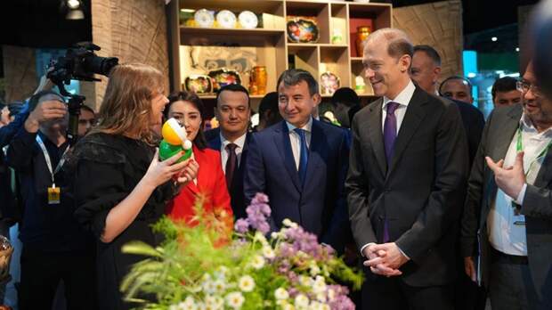 Мантуров посетил стенд универмага НЦ «Россия» на «ИННОПРОМ. Центральная Азия»