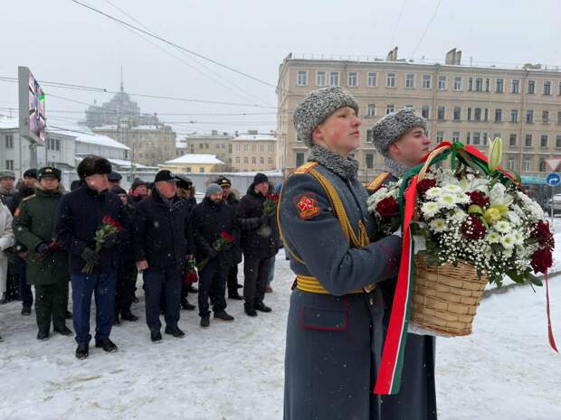Делегация Татарстана почтила память военных медиков и возложила цветы к мемориалу