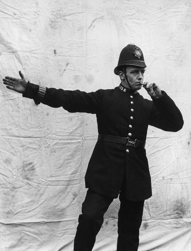 Полицейский со свистком. Лондон. Январь 1909 года. военное, жандармы, исторические фото, милиция, полиция, факты