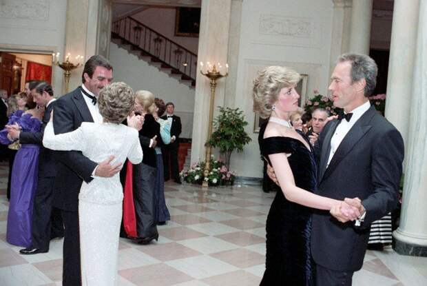 Клинт Иствуд танцует с принцессой Дианой на званом вечере в Белом доме голливуд, кино, фото
